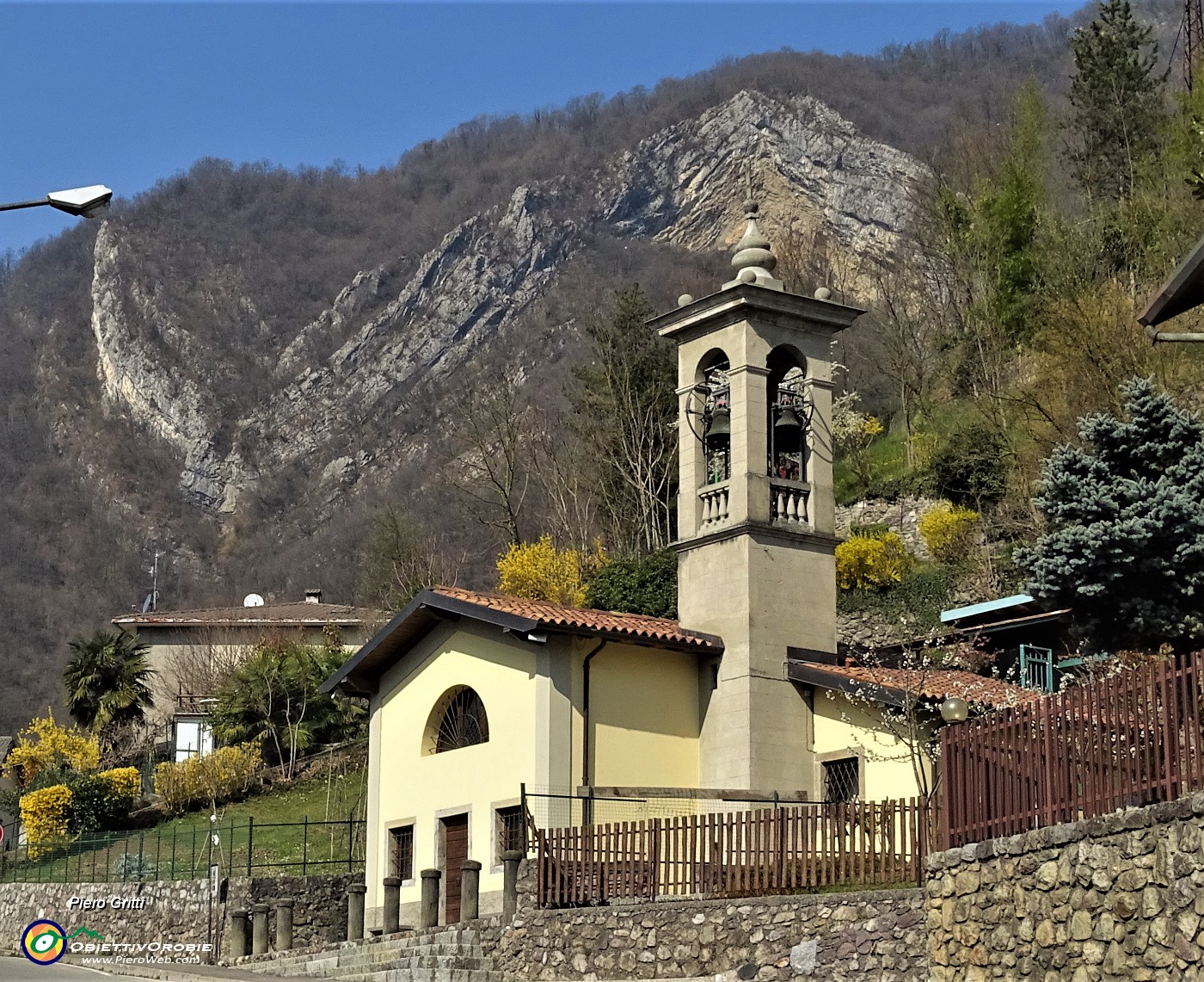 06 Alla partenza-Chiesetta di S. Benardino di Zogno con vista in Corna Rossa.JPG